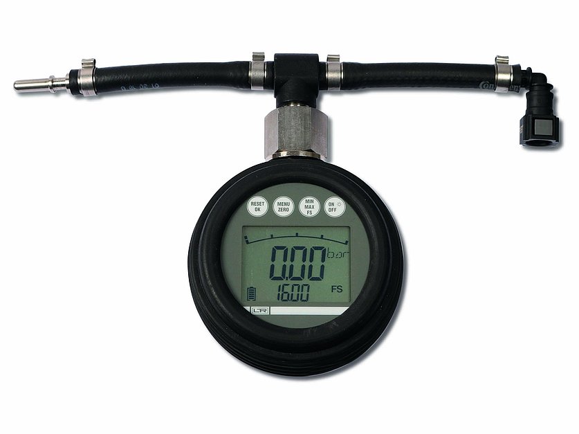 Prüfeinrichtung zur Bestimmung des SCR-Systemdruckes, -dichtigkeit und des Rücksaug-Vakuums mit digitalem Manometer